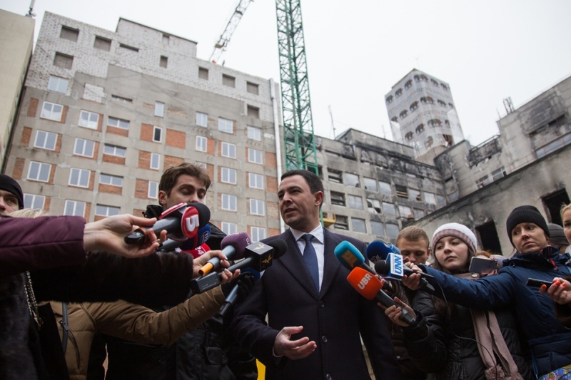 Знесення надбудови на Будинку профспілок: фоторепортаж з центру Києва